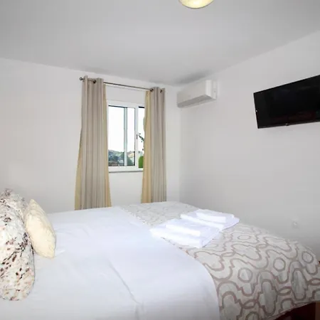 Apartment Ferienwohnung Fuer 4 Personen Ca 90 Qm In Cmara De Lobos, Madeira Suedkueste Von Madeira